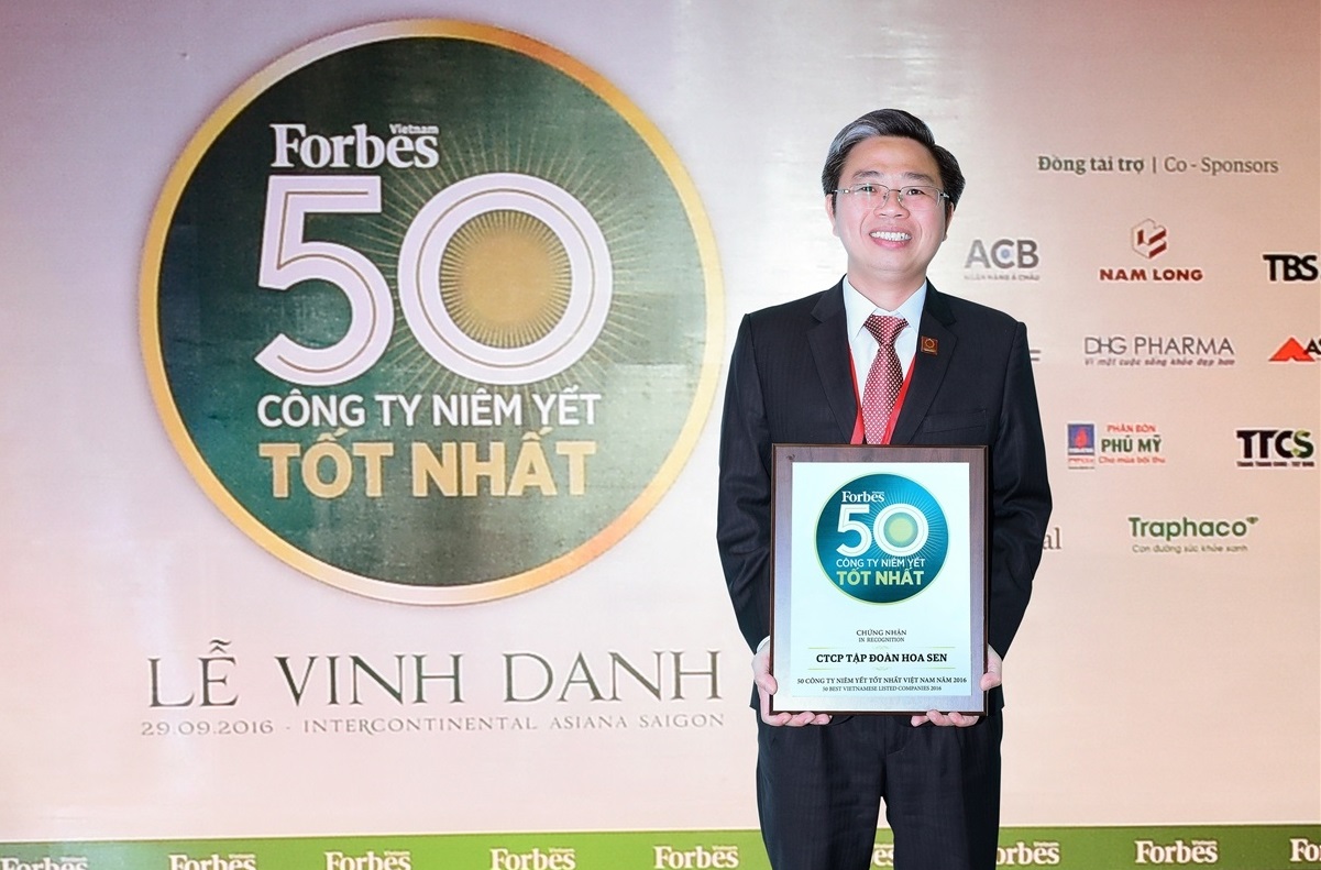3_Ông Hồ Thanh Hiếu - Phó Tổng Giám đốc Tập đoàn Hoa Sen nhận giải Top 50 công ty niêm yết tốt nhất Việt Nam năm 2016 (1)